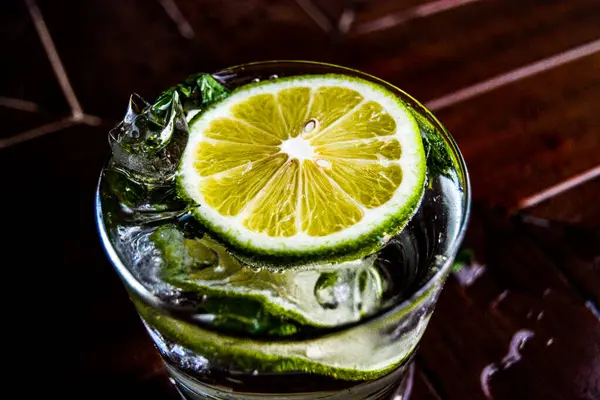 Nærbilde Forfriskende Gin Tonic Servert Glass Med Isbiter Kalkkiler Sprut – stockfoto