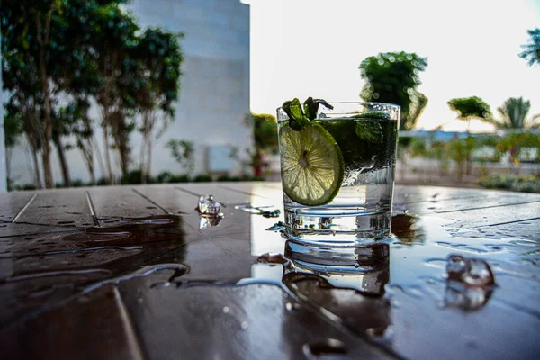 Primer Plano Refrescante Gin Tonic Servido Vaso Con Cubitos Hielo —  Fotos de Stock