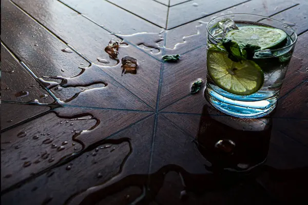 Detailní Záběr Osvěžujícího Ginu Tonikem Podávaného Sklenici Kostkami Ledu Vápencovými — Stock fotografie