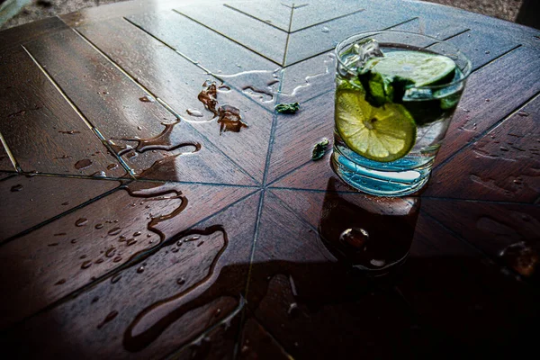 Egy Közeli Felvétel Egy Frissítő Gin Tonikról Amit Jégkockákkal Lime — Stock Fotó