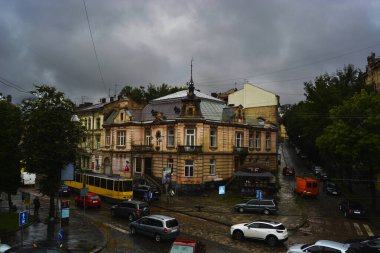 Güzel eski evleri ve otantik Lviv mimarisi olan şehir sokaklarının fotoğrafı.