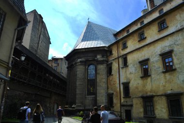 Güzel eski evleri ve otantik Lviv mimarisi olan şehir sokaklarının fotoğrafı.