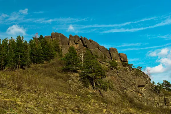 Krajobraz Widokiem Zielony Las Skaliste Góry Błękitne Niebo — Zdjęcie stockowe