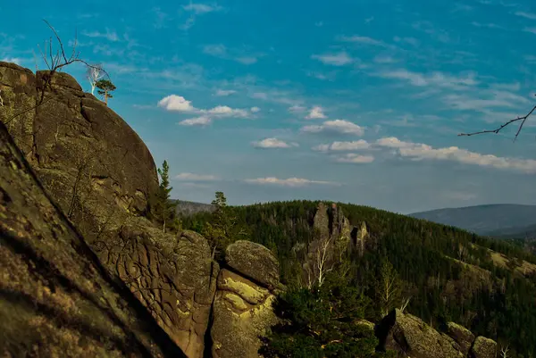 Пейзаж Видом Зелений Ліс Скелясті Гори Блакитне Небо — стокове фото