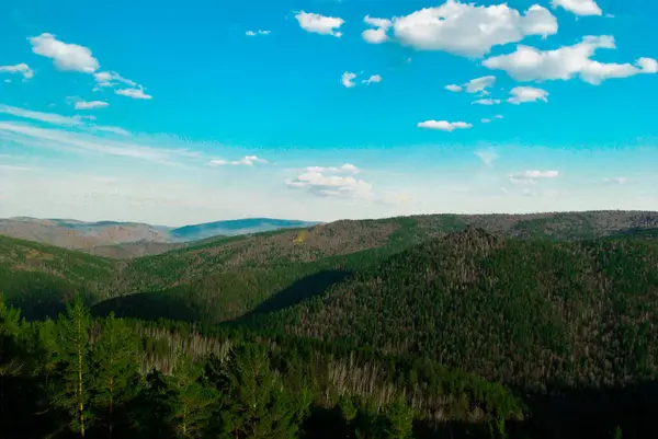 Paesaggio Con Vista Sulla Foresta Verde Montagne Rocciose Cielo Blu — Foto Stock