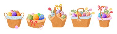 Renkli yumurtalarla dolu bir sepet. Karikatür sepetleri dolusu paskalya yumurtası, bahar tatili çikolatalı yumurta düz vektör çizim seti. Paskalya sürprizi yumurtaları beyaz üzerine.