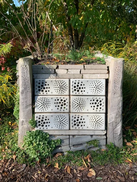 Bahçedeki arı oteli. Arı oteli, böcekler için bir kuş yuvası analoğudur. Arı evleri ya da yuva blokları olarak da bilinen bu yapılar, bazı yalnız arılar için yuva alanları sağlar.