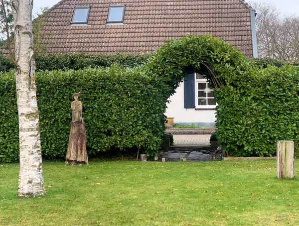 Садовий Пейзаж Аркою Дерев Яними Скульптурами Gaanderen Нідерланди Лютого 2023 — стокове фото