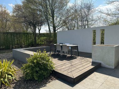 Apeltern, Hollanda, Nisan 09, 2023: Tüm aile için bahçe ilham parkı. Duvarları, geometrisi ve mobilyaları olan modern bahçe manzarası
