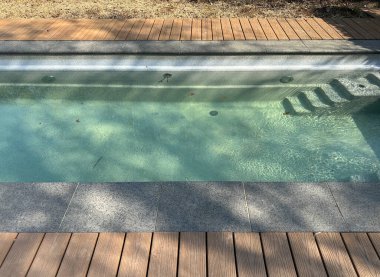 Modern yüzme havuzu.