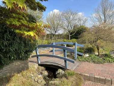 Nehrin üzerinde güzel bir köprü. Doğulu, bahar manzaralı. Boyalı ahşap köprü