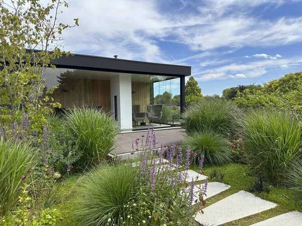 Apeltern, Hollanda, 11 Temmuz 2023, Appeltern macera bahçesi. Lüks gezici kulübe. Minimalist tasarım. Kır evi herhangi bir yere kolayca transfer edilebilir.