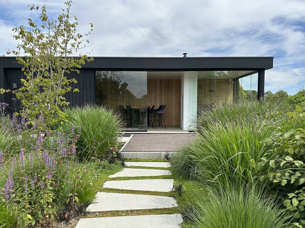 Apeltern, Hollanda, 11 Temmuz 2023, Appeltern macera bahçesi. Lüks gezici kulübe. Minimalist tasarım. Kır evi herhangi bir yere kolayca transfer edilebilir.