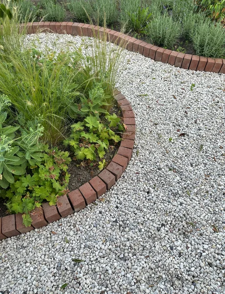 Çatıda güneş panelleri olan evler mavi gökyüzüne yakın. Terborg 'da ikamet edilen sokak (Hollanda))