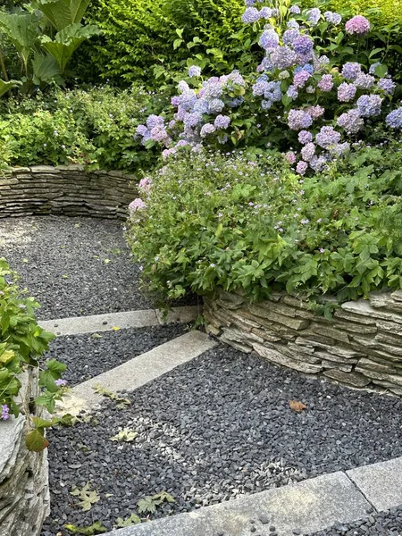 Bahçede çakıl yolu olan merdivenler. 