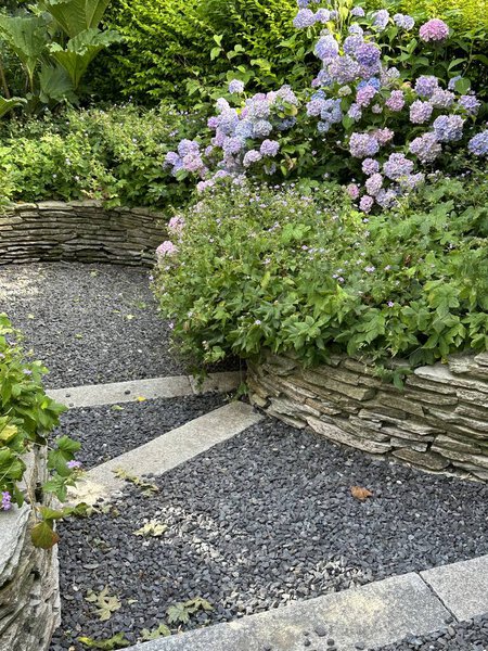 Лестница с гравийной дорожкой в саду 