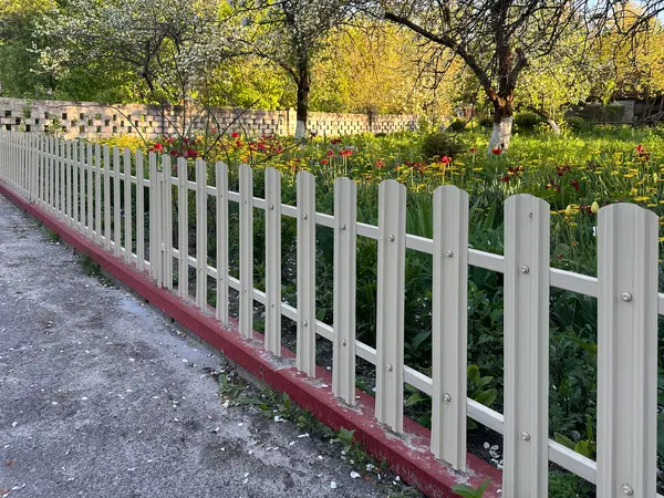 Metal çitler. Ön bahçe manzarası. Ukrayna, 4 Mayıs 2024