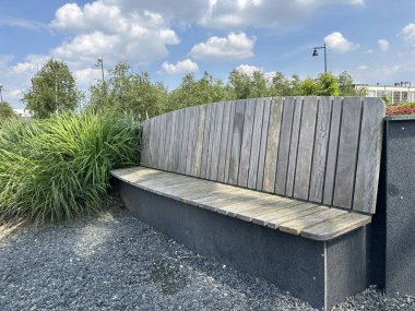 Parktaki bankta. Kentsel oturma. Beton ve ahşap tezgah. Ulft 'taki şehir vahası (Hollanda)