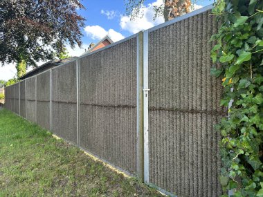 Hindistan cevizi lifinden yapılmış modern çitler. Dış tarafı doğal ve dayanıklı hindistan cevizi lifleriyle kaplı. Kokowall sistemi bir Hollanda icadıdır. Silvolde. Hollanda