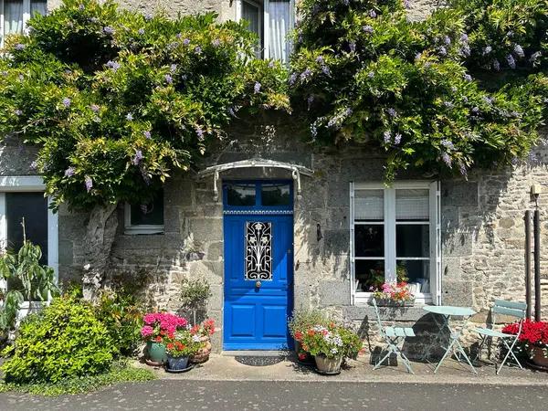 Salkımlı eski taş ev. Langourla, Le-Mene (Brittany, Fransa)
