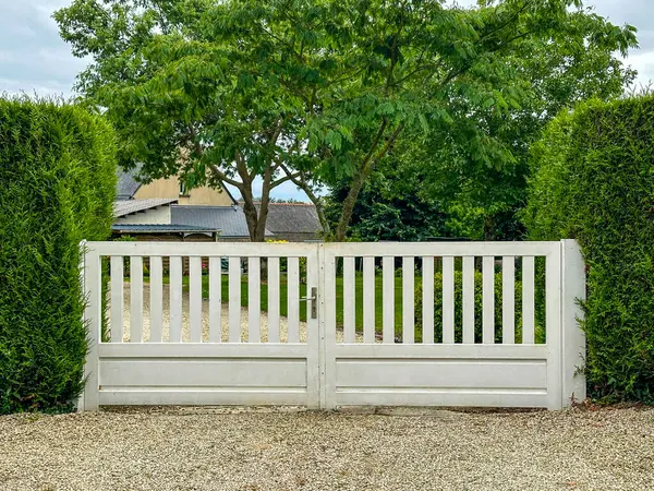 PVC salıncak kapıları. PVC beyaz çift banliyö evinin kapısını terk ediyor. Fransa, Britanya