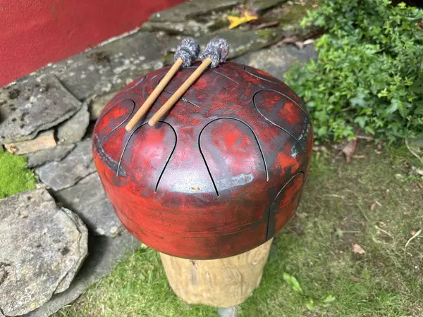 stock image Red glucophone with sticks on top. A musical instrument ideal for meditation and spiritual exploration through music. A drum designed to produce soothing and harmonious sounds