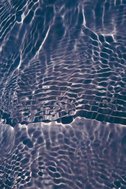 Defocus bulanık mavi şeffaf, berrak, durgun su yüzeyi dokusu sıçrama ve kabarcıklarla bulanıklaştırılmış. Moda soyut doğa geçmişi. Güneş ışığında fotokopi uzayıyla birlikte su dalgaları. Mavi suluboya parlıyor