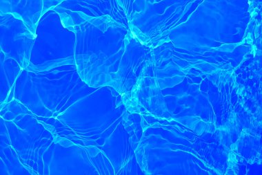 Defocus bulanık mavi şeffaf, berrak, durgun su yüzeyi dokusu sıçrama ve kabarcıklarla bulanıklaştırılmış. Moda soyut doğa geçmişi. Güneş ışığında fotokopi uzayıyla birlikte su dalgaları. Mavi suluboya parlıyor