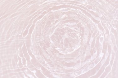 Defocus bulanık, şeffaf altın rengi berrak, sakin su yüzeyi dokusu sıçrama ve kabarcıklarla bulanıklaştırılmış. Moda soyut doğa geçmişi. Güneş ışığında fotokopi uzayıyla birlikte su dalgaları. Sarı suluboya parlıyor