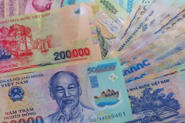 Vietnamlı dong banknotları yakın plan. Para geçmişi. Vietnam parası, çükler. Vietnam dong parasının desen dokusu ve arka planı, döviz ve iş yatırımlarına hazır para birimi banknotları