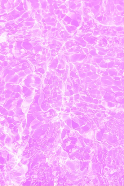 笛卡尔用水花和气泡模糊了透明的紫色 平静的水面纹理 潮流抽象的自然背景 阳光下的水波有复制空间 粉色水彩照人 — 图库照片