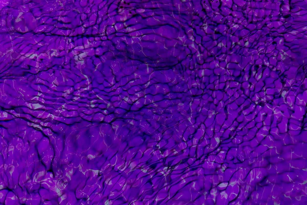 赤みを帯びた透明な紫色の透明感のある穏やかな水面の質感とスプラッシュと泡を滲ませます 傾向の抽象的な性質の背景 コピースペースと日光の水の波 ピンク水彩の輝き — ストック写真