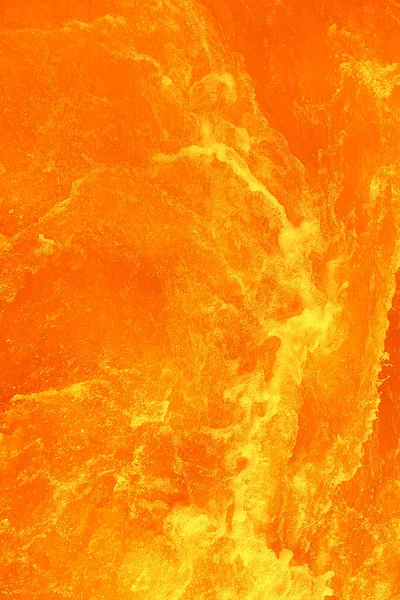 透明オレンジ色をぼかした透明オレンジ色の透明感のある穏やかな水面の質感 傾向の抽象的な性質の背景 コピースペースと日光の水の波 オレンジ水彩の輝き — ストック写真