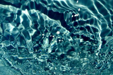 Defocus bulanık şeffaf mavi renkli berrak durgun su yüzeyi dokusu sıçrama ve baloncuk ile. Moda soyut doğa geçmişi. Güneş ışığında fotokopi uzayı ile su dalgası. Mavi suluboya parlıyor.