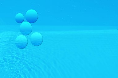 Defocus bulanık mavi şeffaf, berrak, durgun su yüzeyi dokusu sıçrama ve kabarcıklarla bulanıklaştırılmış. Moda soyut doğa geçmişi. Güneş ışığında fotokopi uzayıyla birlikte su dalgaları. Mavi suluboya parlıyor