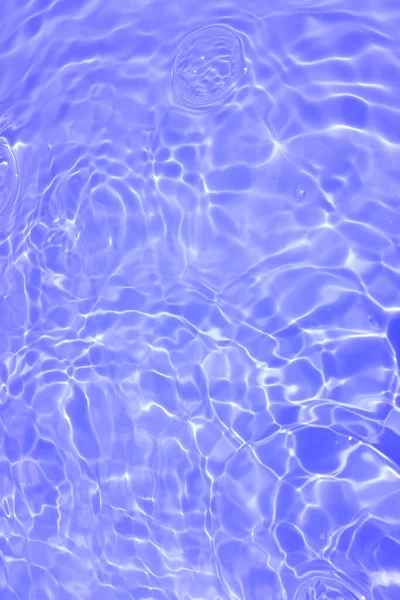 Defocus Verschwommen Transparent Violett Gefärbt Klare Ruhige Wasseroberfläche Textur Mit — Stockfoto