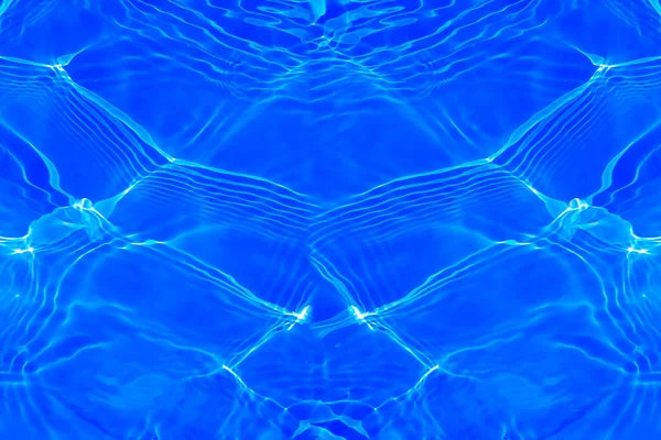 방어막은 푸른색을 수면의 표면을 물보라와 거품으로 흐릿하게 하였다 유행하는 추상적 — 스톡 사진