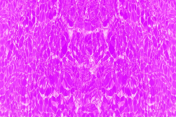 赤みを帯びた透明な紫色の透明感のある穏やかな水面の質感とスプラッシュと泡を滲ませます 傾向の抽象的な性質の背景 コピースペースと日光の水の波 ピンク水彩の輝き — ストック写真