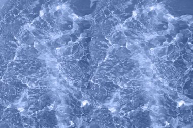 Defocus bulanık mavi şeffaf, berrak, durgun su yüzeyi dokusu sıçrama ve kabarcıklarla bulanıklaştırılmış. Moda soyut doğa geçmişi. Güneş ışığında fotokopi uzayıyla birlikte su dalgaları. Mavi suluboya parlıyor