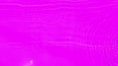 Defocus bulanık, şeffaf mor renkte berrak, durgun su yüzeyi dokusu sıçrama ve kabarcıklarla bulanıklaştırılmış. Moda soyut doğa geçmişi. Güneş ışığında fotokopi uzayıyla birlikte su dalgaları. Suluboya parlıyor