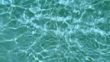 Defocus bulanık, şeffaf yeşil su... berrak, durgun su yüzey dokusu... sıçrama ve kabarcıklarla. Moda soyut doğa geçmişi. Güneş ışığında su dalgaları. Yeşil su arka planını kapat.