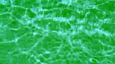 Defocus bulanık, şeffaf yeşil su... berrak, durgun su yüzey dokusu... sıçrama ve kabarcıklarla. Moda soyut doğa geçmişi. Güneş ışığında su dalgaları. Yeşil su arka planını kapat.