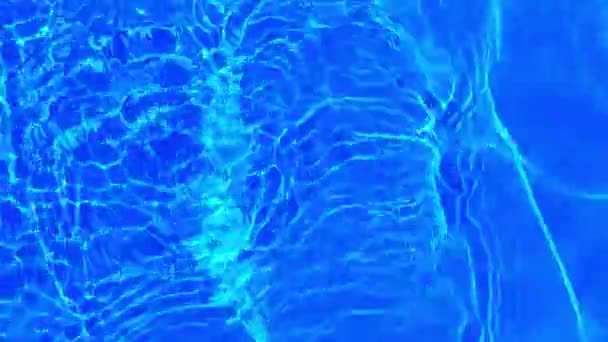 焦点がぼやけた透明ブルーの透明感のある透明感のある穏やかな水面の質感とスプラッシュと泡 傾向の抽象的な性質の背景 コピースペースと日光の水の波 青い水彩の輝き — ストック動画