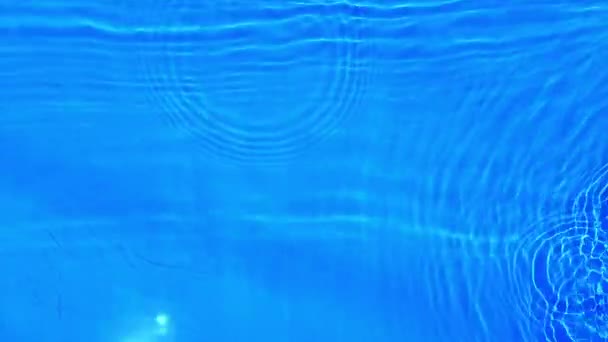 Defocus Verschwommen Transparent Blau Gefärbt Klare Ruhige Wasseroberfläche Textur Mit — Stockvideo