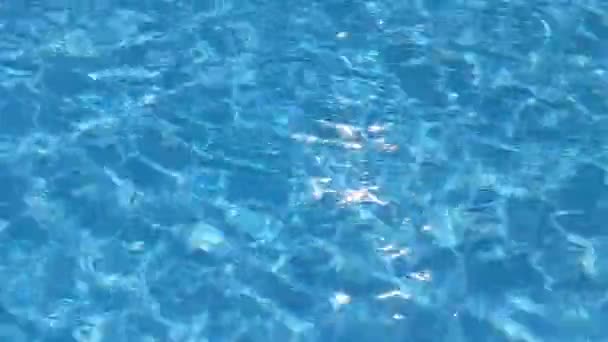 Defocus Verschwommen Transparent Blau Gefärbt Klare Ruhige Wasseroberfläche Textur Mit — Stockvideo