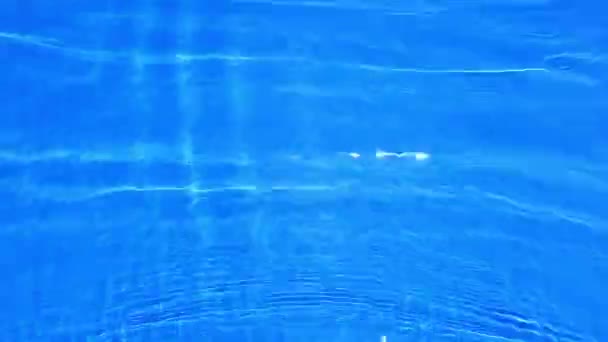 방어막은 푸른색을 수면의 표면을 물보라와 거품으로 흐릿하게 하였다 유행하는 추상적 — 비디오