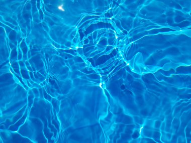 Defocus bulanık mavi şeffaf, berrak, durgun su yüzeyi dokusu sıçrama ve kabarcıklarla bulanıklaştırılmış. Moda soyut doğa geçmişi. Güneş ışığında fotokopi uzayıyla birlikte su dalgaları. Mavi suluboya parlıyor