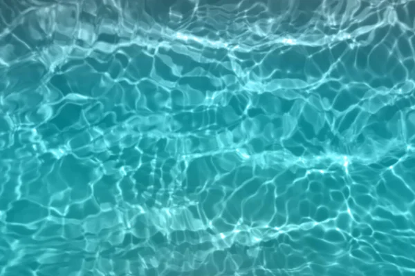 Defocus模糊了透明的蓝色清晰平静的水面纹理与水花和气泡 潮流抽象的自然背景 阳光下的水波有复制空间 蓝色水彩斑斓 — 图库照片