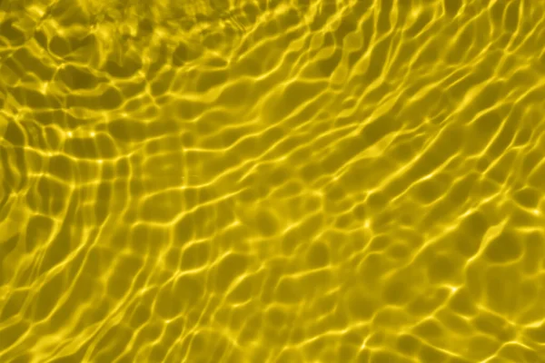 Defocus Elmosódott Átlátszó Arany Színű Tiszta Nyugodt Vízfelület Textúra Fröccsenések — Stock Fotó