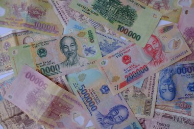 Vietnamlı dong banknotları yakın plan. Para geçmişi. Vietnam parası, çükler. Vietnam dong parasının desen dokusu ve arka planı, döviz ve iş yatırımlarına hazır para birimi banknotları.